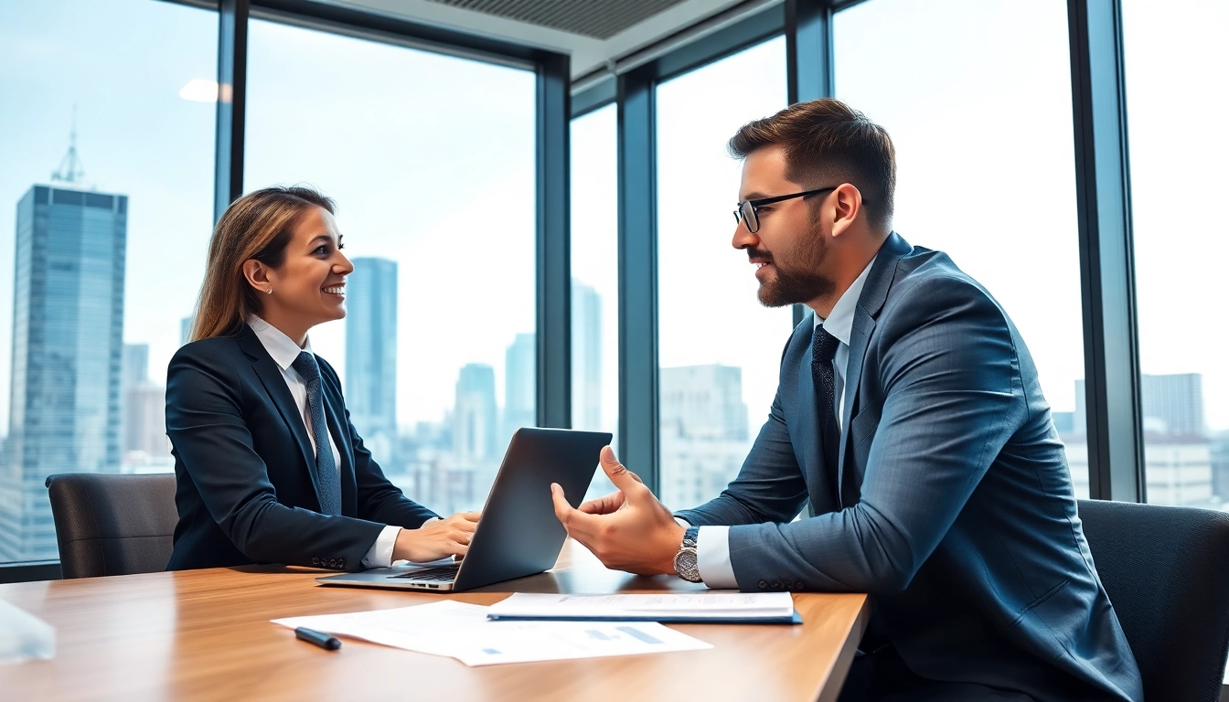 Headhunter IT bespricht strategien in einem modernen büro mit einem klienten.